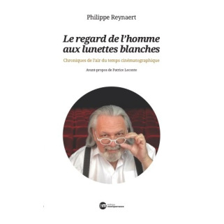 Le regard de l'homme aux lunettes blanches