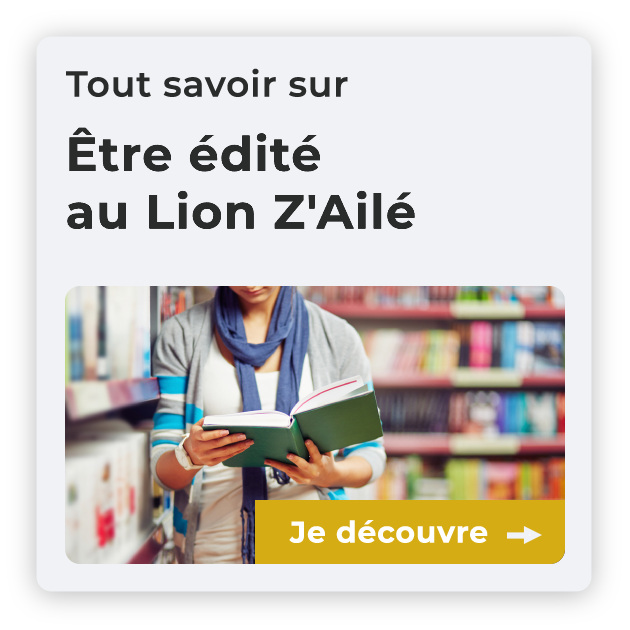 Personne lisant un livre adossée à un rayon rempli de livres.