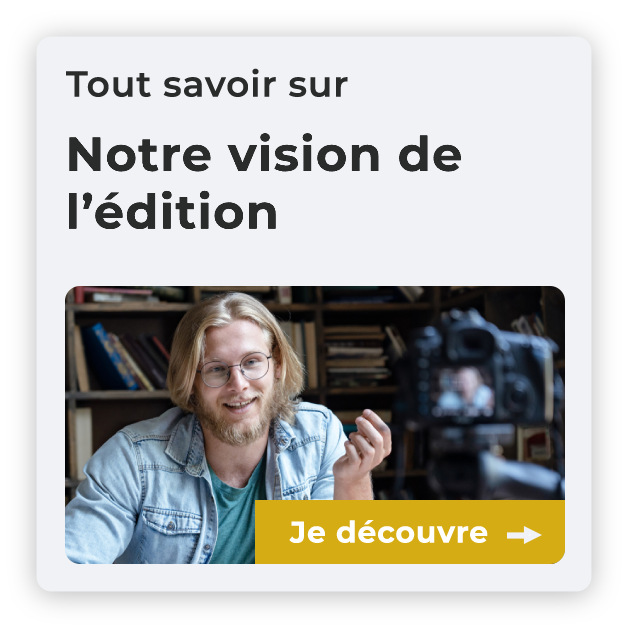 Homme réalisant la promotion de son livre en filmant une vidéo dans une maison d'édition.