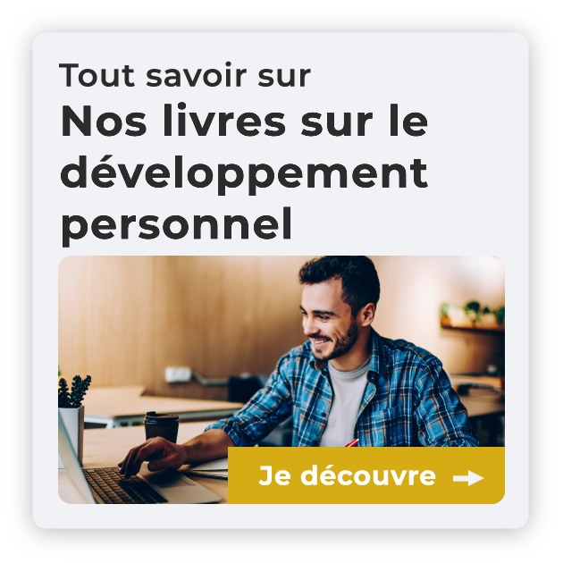 Personne écrivant un livre de développement personnel en faisant des recherches sur son ordinateur.